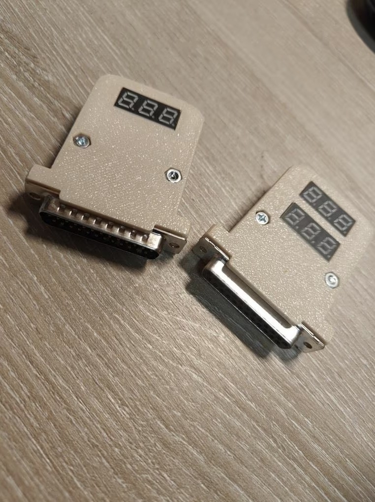 Amiga seriële en parallelle test dongles met voltage meter