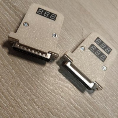 Amiga seriële en parallelle test dongles met voltage meter